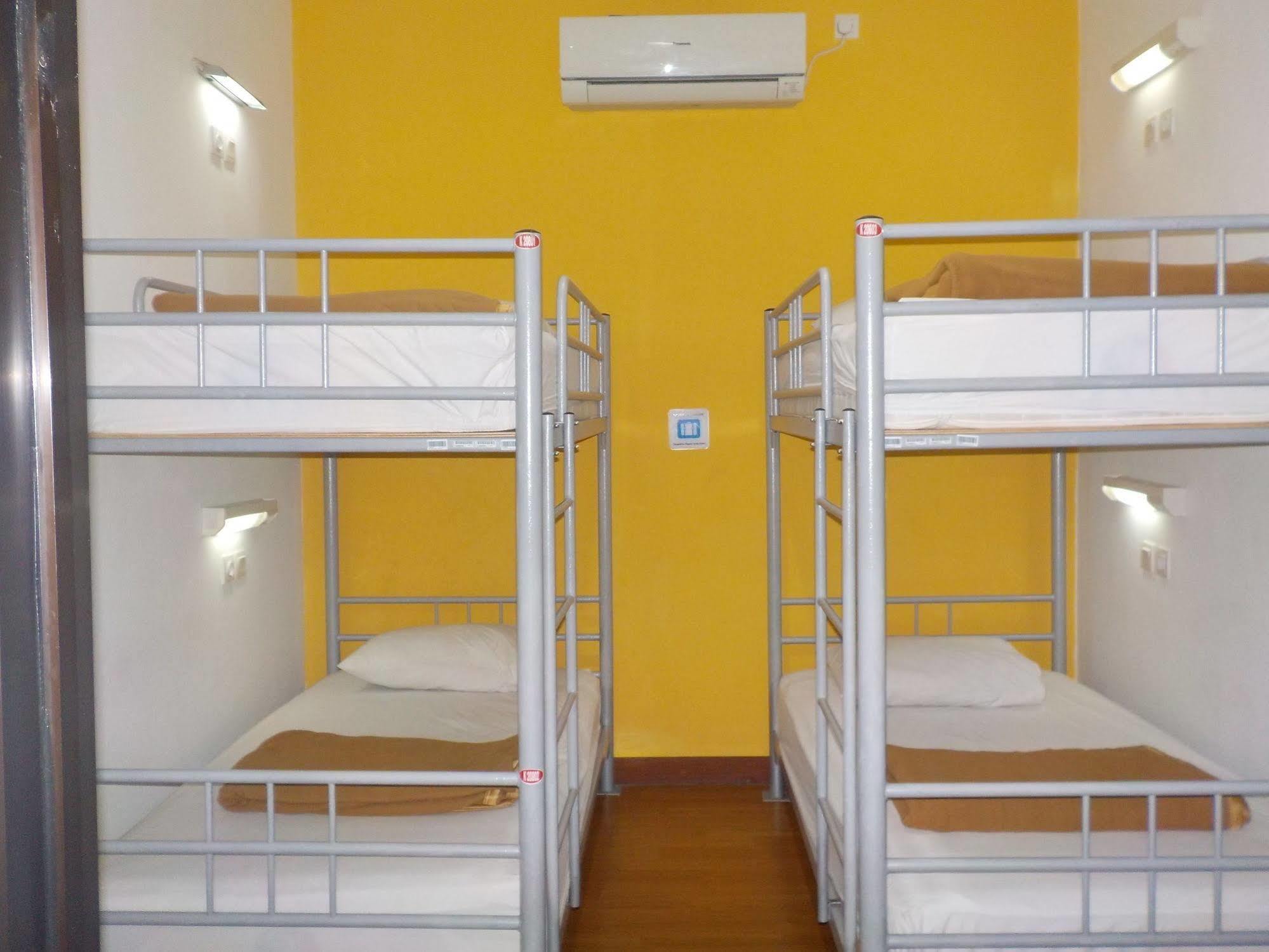 Cx Hostel Kuta Raya Exteriör bild