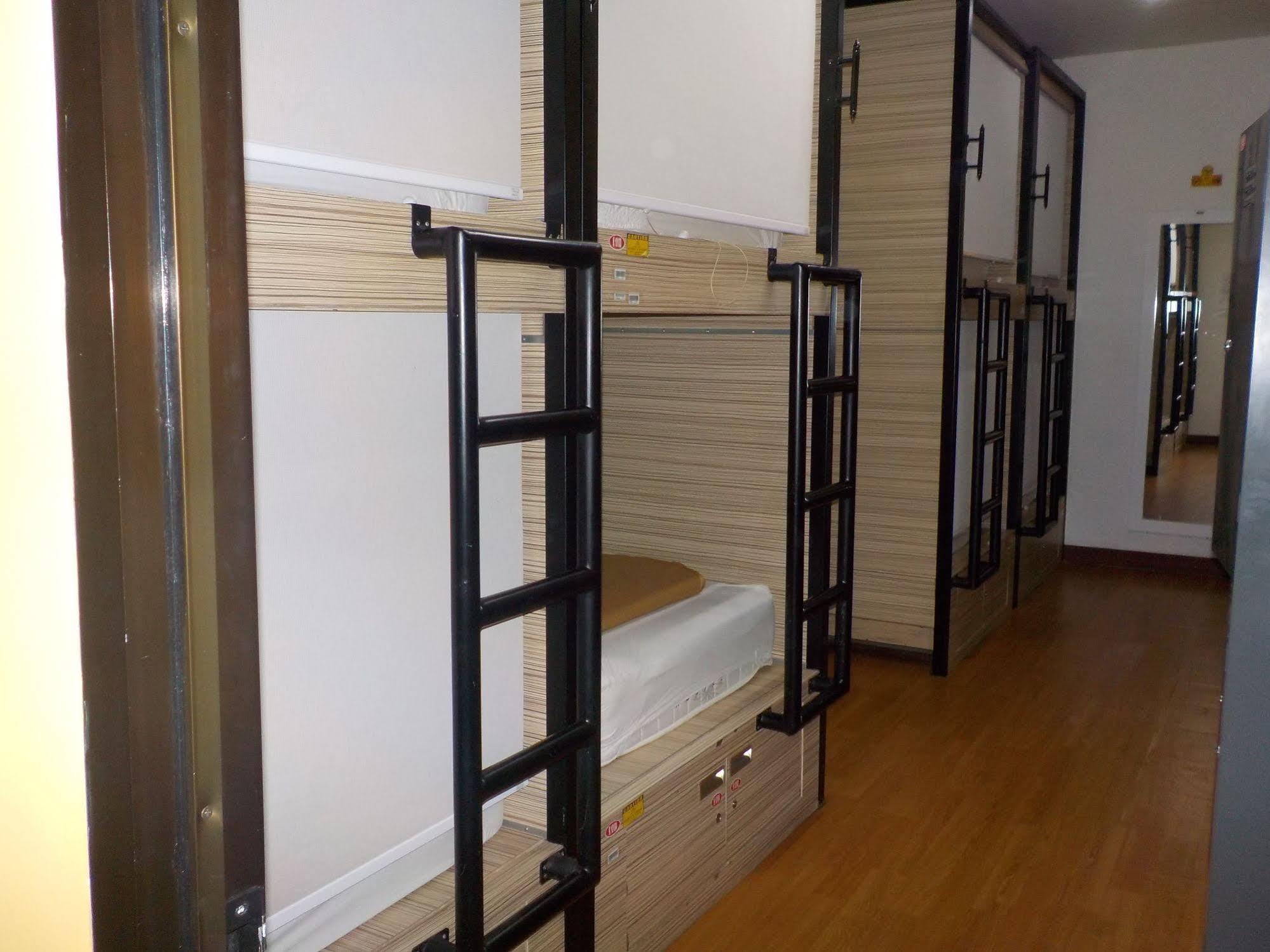 Cx Hostel Kuta Raya Exteriör bild