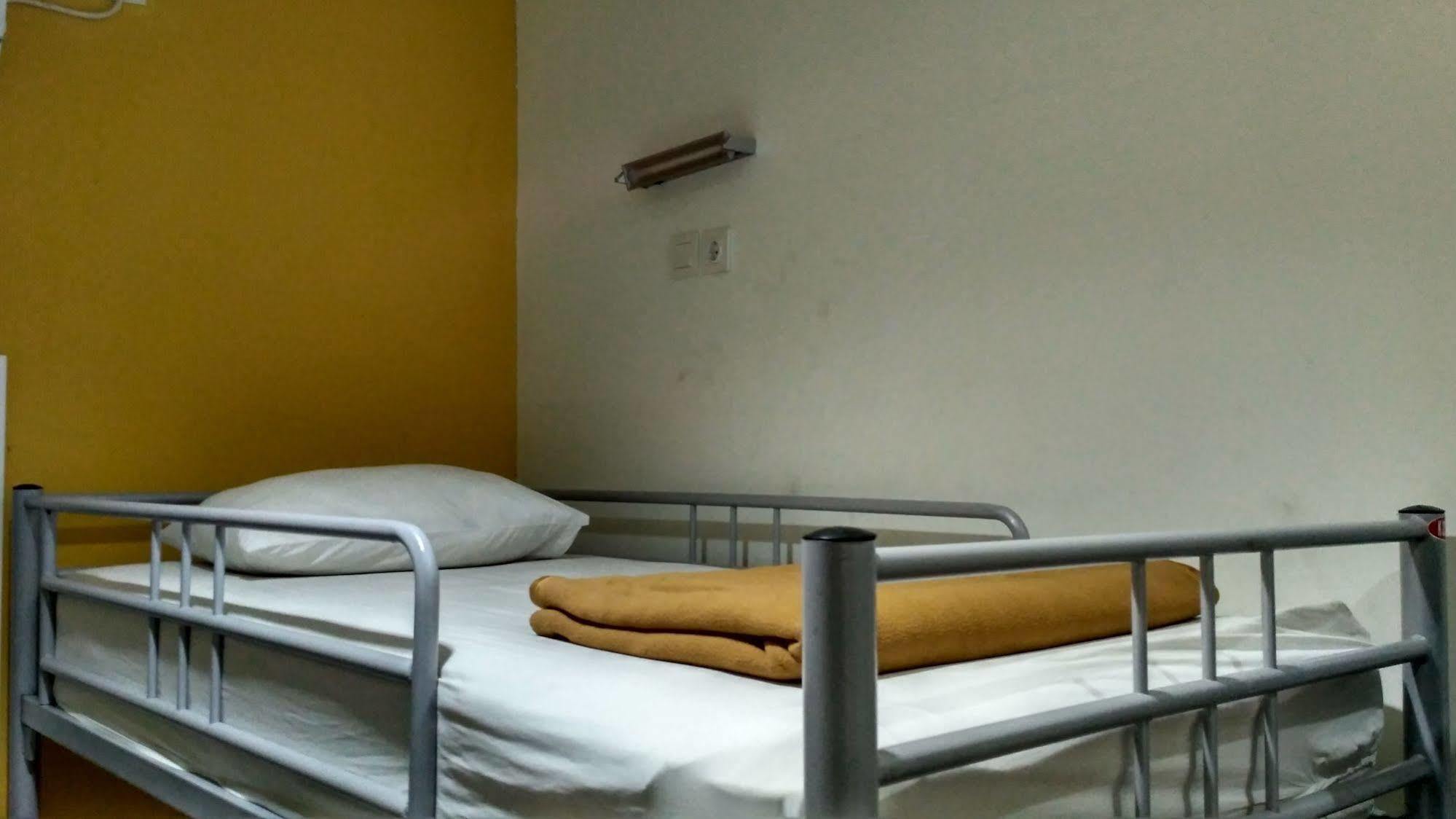 Cx Hostel Kuta Raya Exteriör bild
