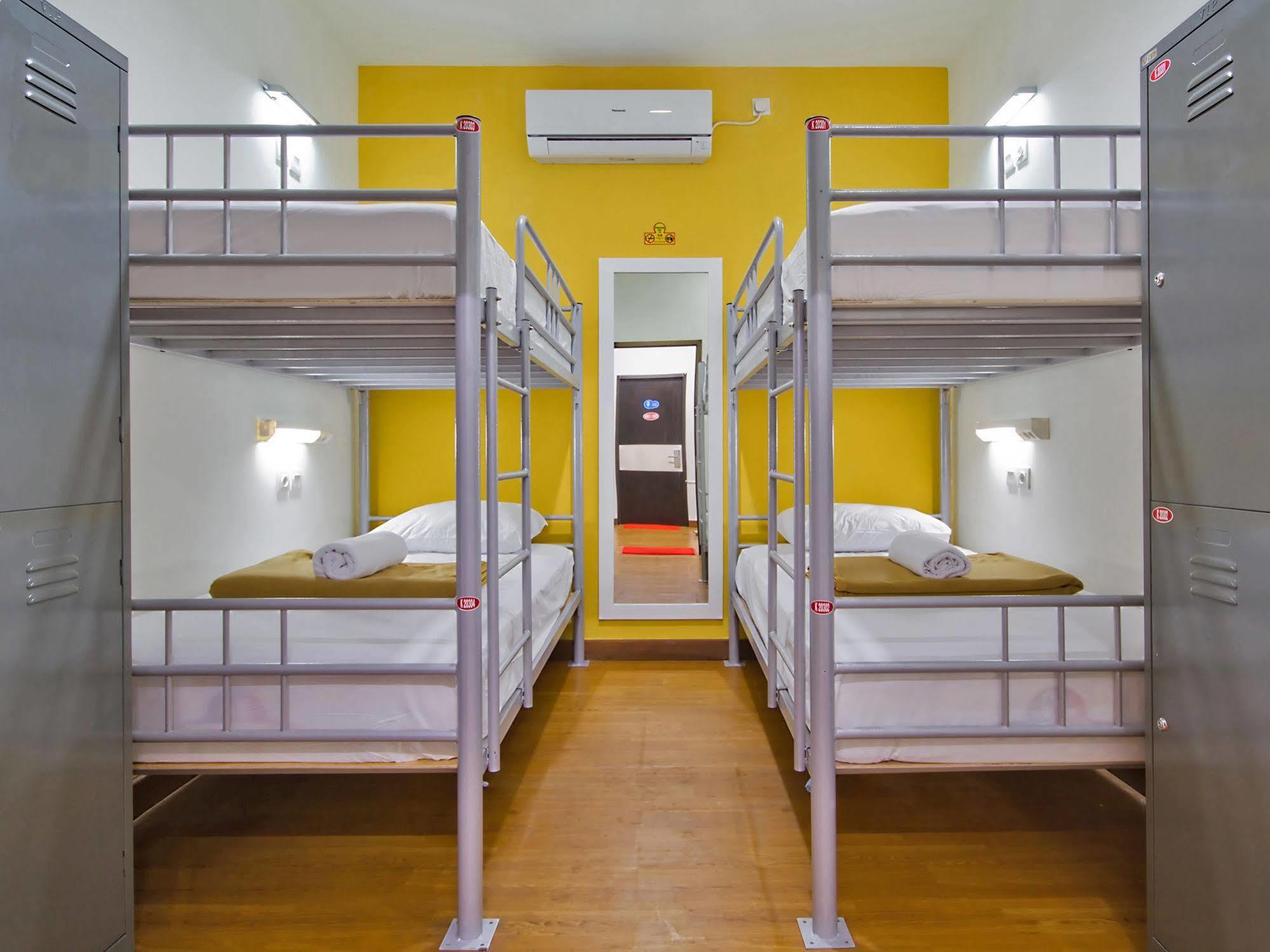 Cx Hostel Kuta Raya Exteriör bild