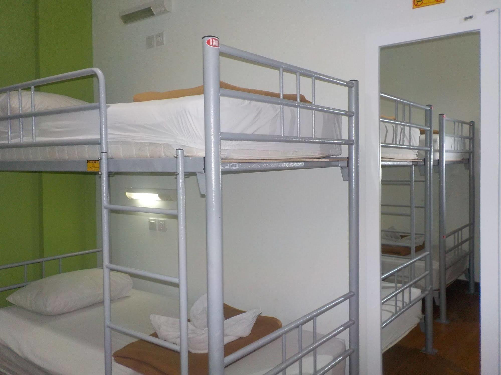 Cx Hostel Kuta Raya Exteriör bild