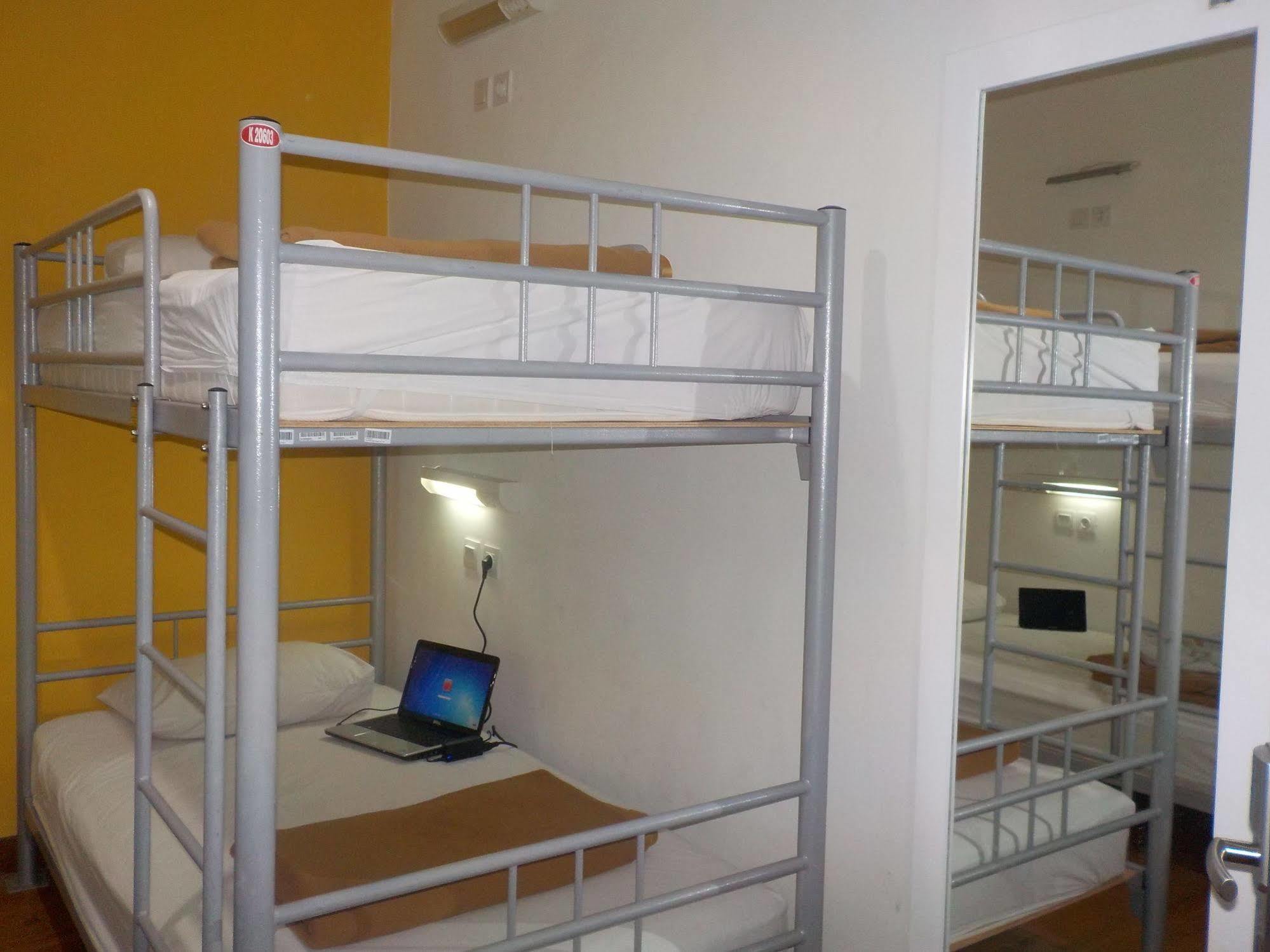 Cx Hostel Kuta Raya Exteriör bild