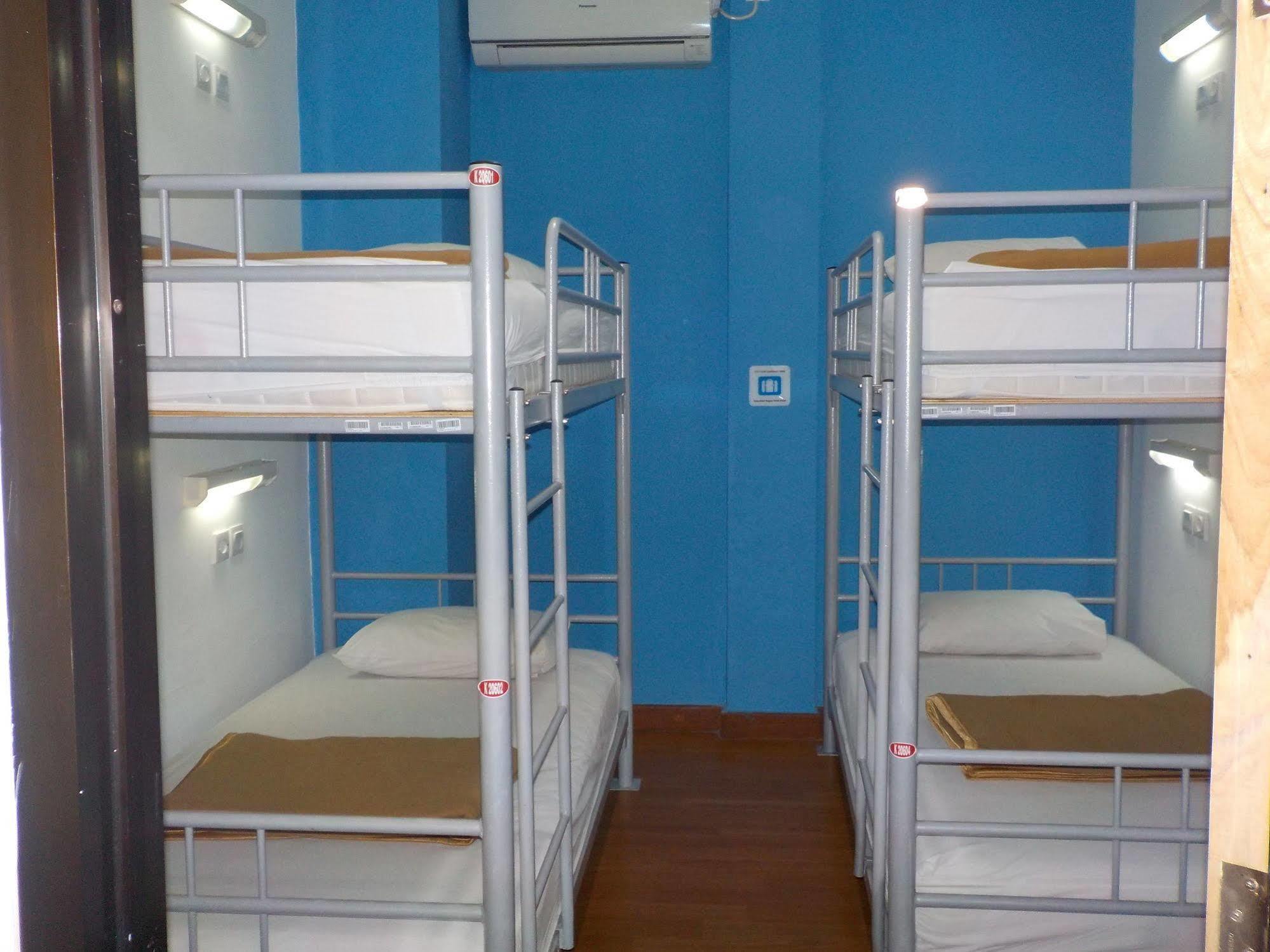 Cx Hostel Kuta Raya Exteriör bild