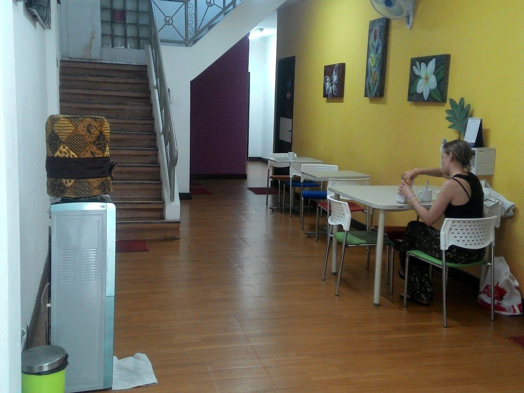 Cx Hostel Kuta Raya Exteriör bild