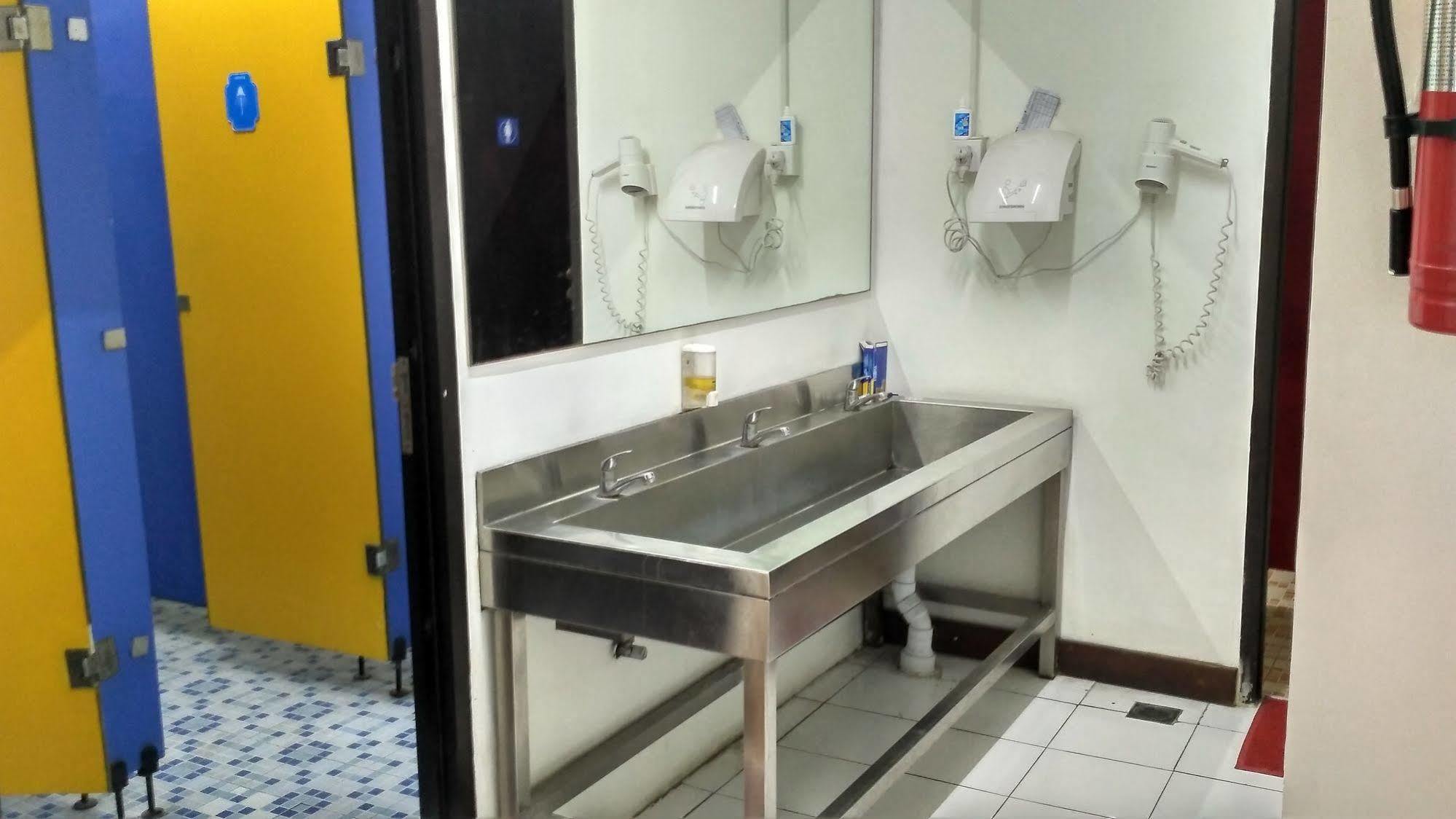 Cx Hostel Kuta Raya Exteriör bild